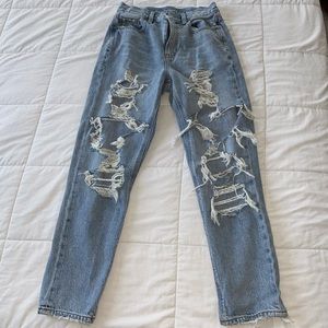 AE Distressed Light wash Mom Jean